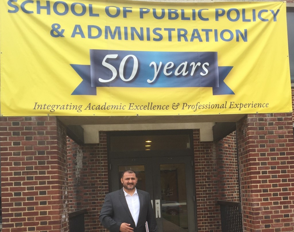 أستاذ زائر في كلية السياسة العامة والإدارة